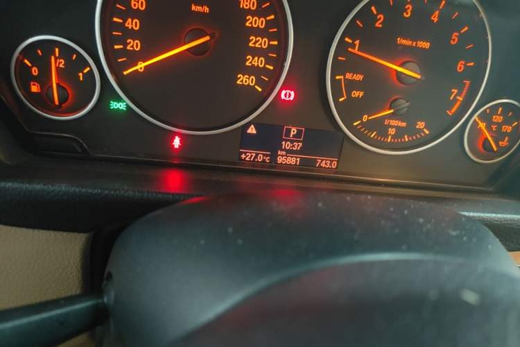 Used BMW 3 Series 2013 320i Sport Edition Odometer Close Up