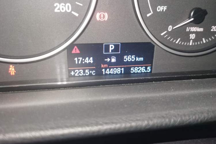 Used BMW 3 Series 2013 320Li Fashion Model Odometer Close Up