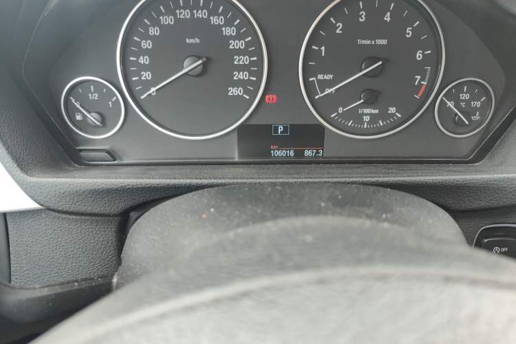 Used BMW 3 Series 2013 320i Sport Edition Odometer Close Up