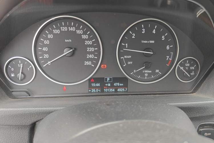 Used BMW 3 Series 2013 320Li Fashion Model Odometer Close Up