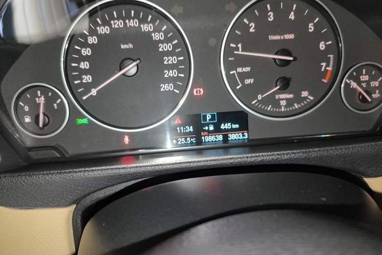 Used BMW 3 Series 2013 320Li Fashion Model Odometer Close Up