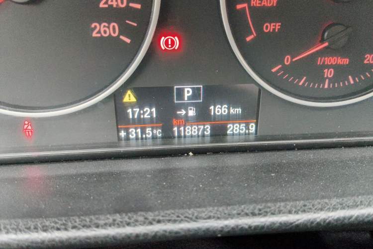 Used BMW 3 Series 2013 316i Active Edition Odometer Close Up