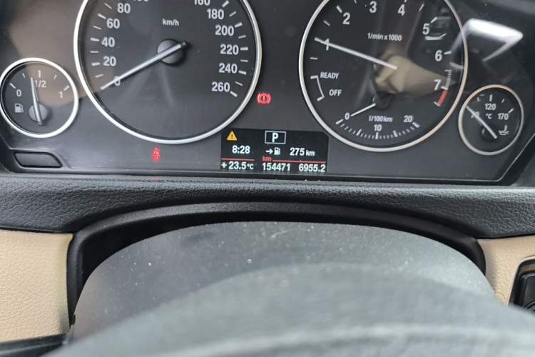 Used BMW 3 Series 2013 320Li Fashion Model Odometer Close Up