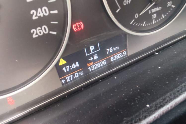 Used BMW 3 Series 2013 320Li Fashion Model Odometer Close Up