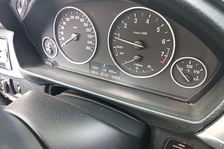 Used BMW 3 Series 2013 320Li Luxury Design Package Odometer Close Up