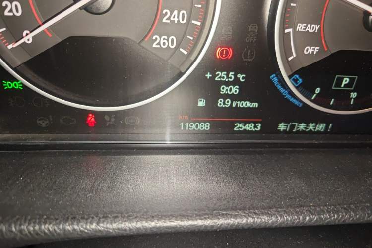 Used BMW 3 Series 2013 320i Sport Design Package Odometer Close Up
