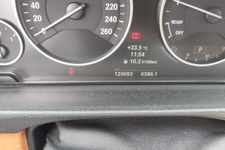 Used BMW 3 Series 2013 320i Sport Design Package Odometer Close Up