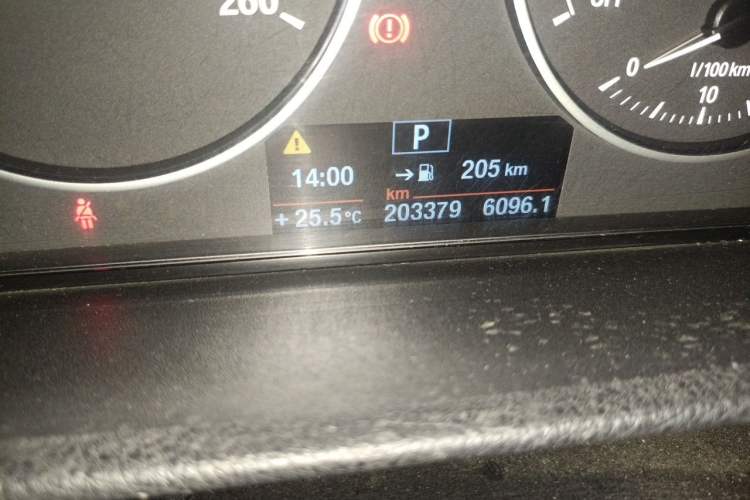 Used BMW 3 Series 2013 320i Active Edition Odometer Close Up