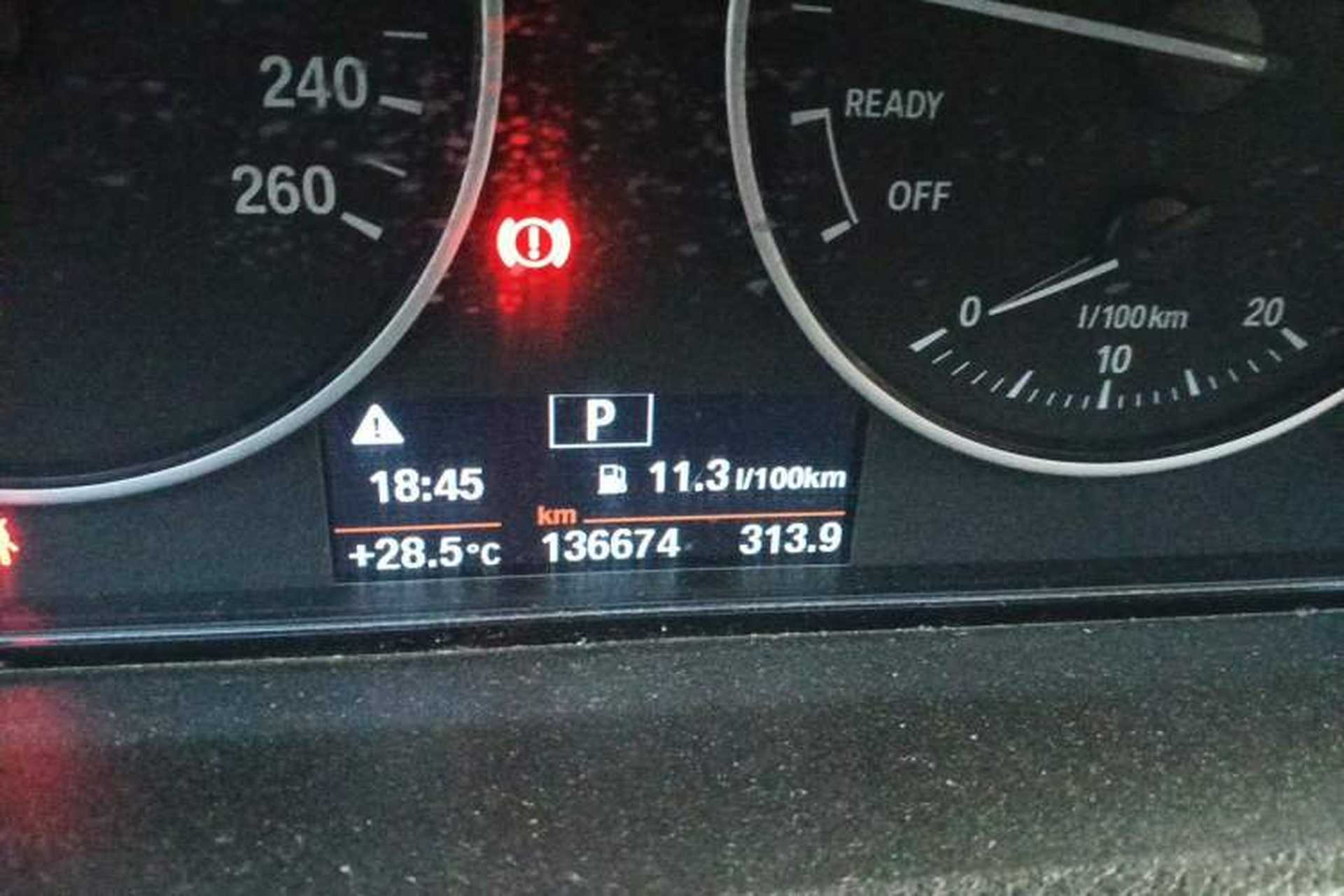 Used BMW 3 Series 2013 320Li Fashion Model Odometer Close Up