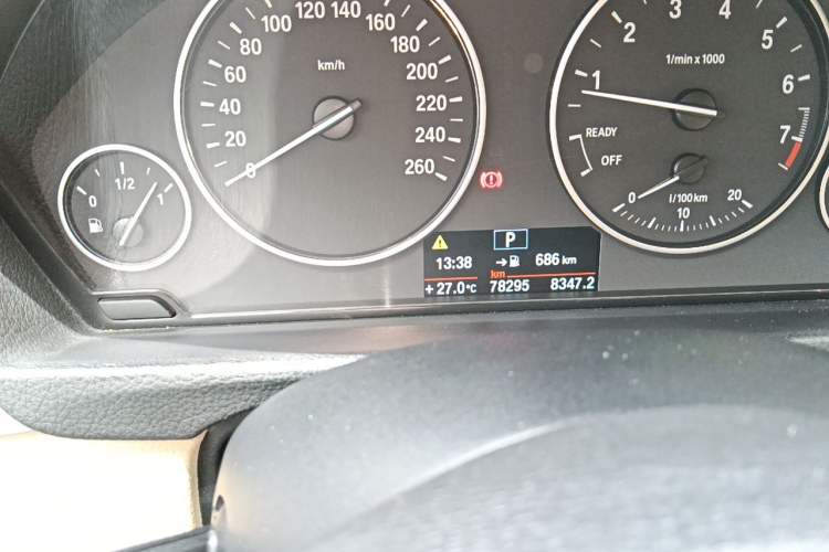 Used BMW 3 Series 2013 320Li Fashion Model Odometer Close Up