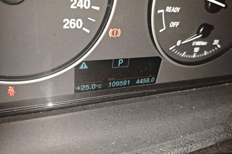 Used BMW 3 Series 2013 320Li Fashion Model Odometer Close Up