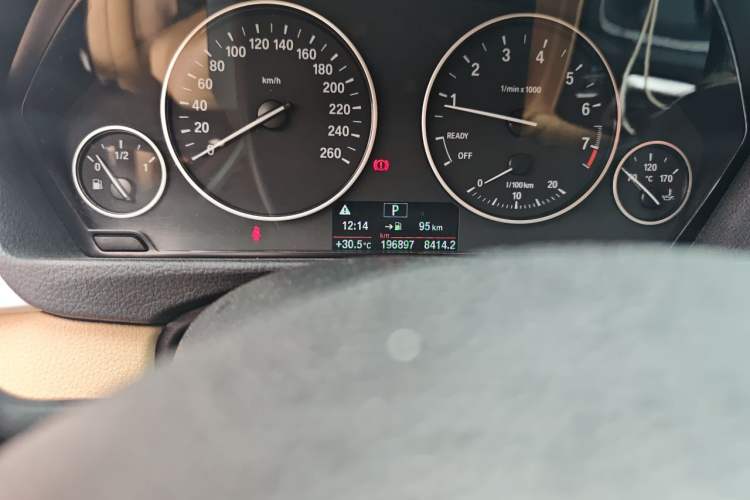 Used BMW 3 Series 2013 320i Sport Edition Odometer Close Up