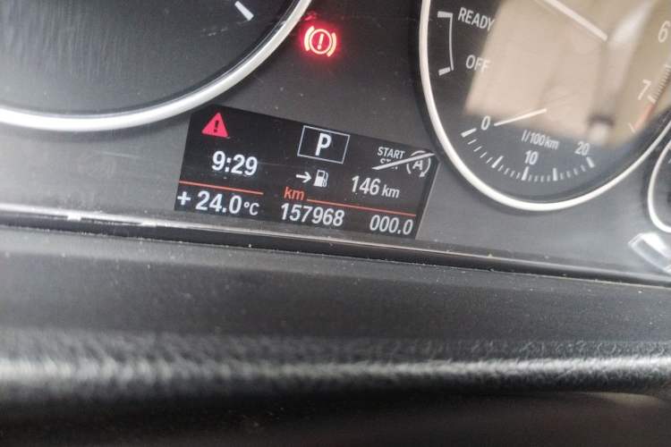 Used BMW 3 Series 2013 320Li Fashion Model Odometer Close Up