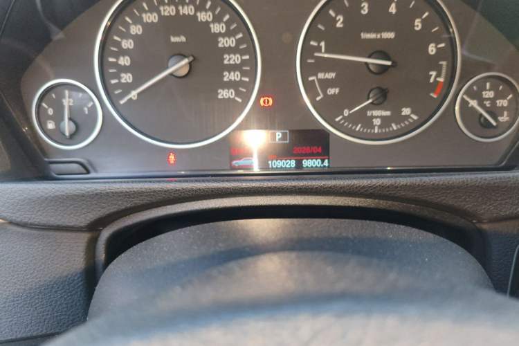 Used BMW 3 Series 2013 320Li Fashion Model Odometer Close Up