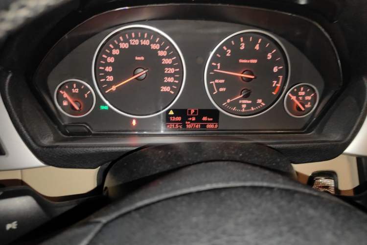 Used BMW 3 Series 2013 320i Sport Edition Odometer Close Up