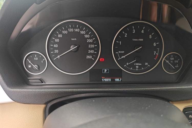 Used BMW 3 Series 2013 320Li Fashion Model Odometer Close Up