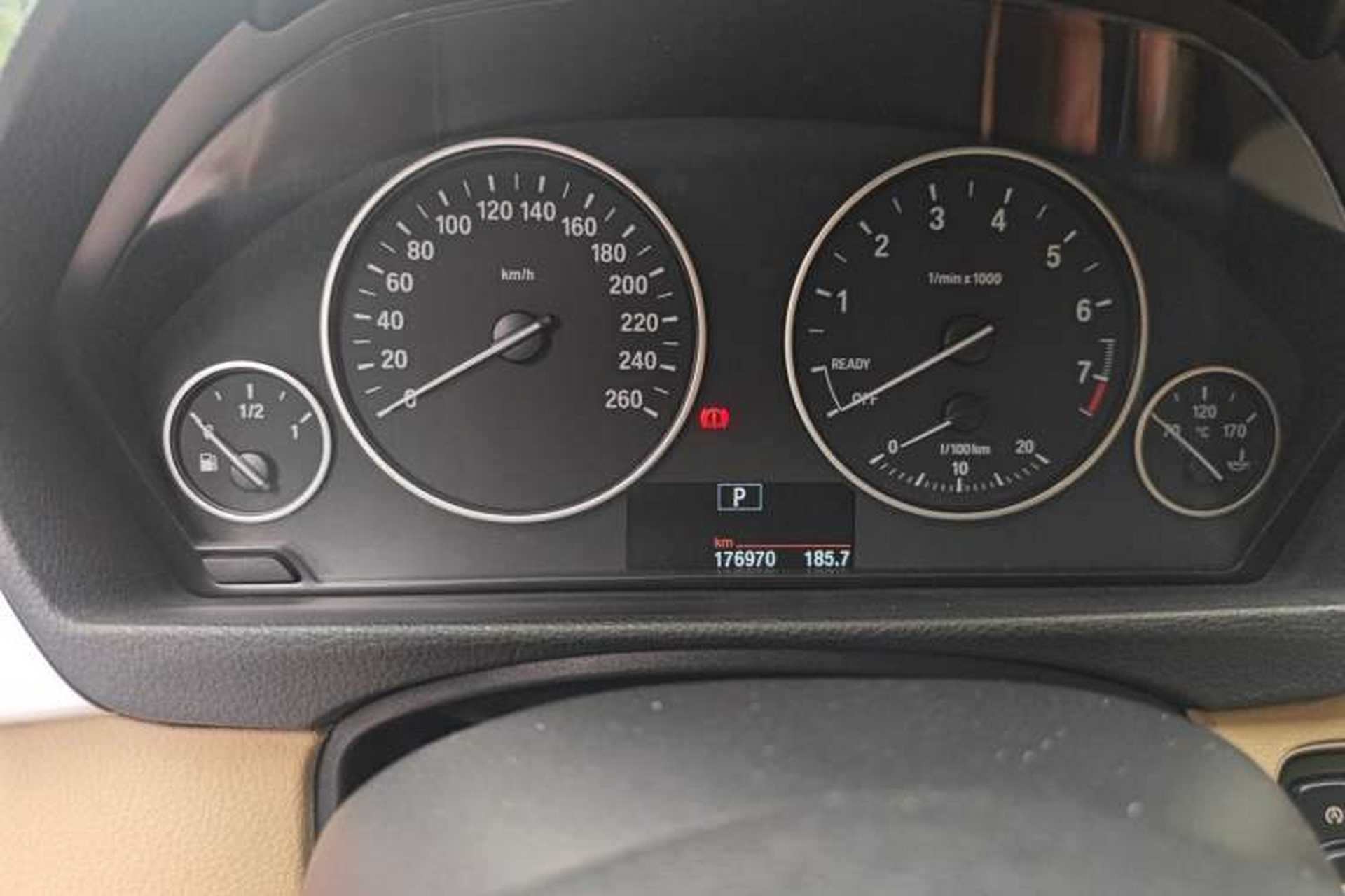 Used BMW 3 Series 2013 320Li Fashion Model Odometer Close Up