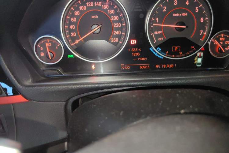 Used BMW 3 Series 2013 320i Sport Design Package Odometer Close Up