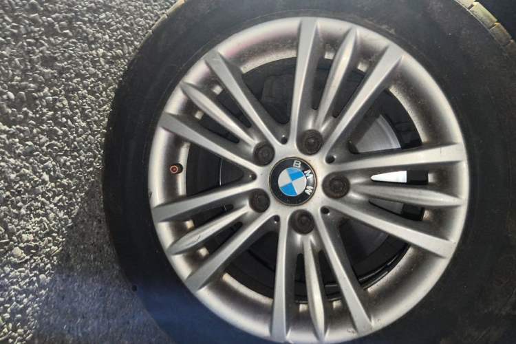 Used BMW 3 Series 2013 320Li Fashion Model Right Front Wheel Hub