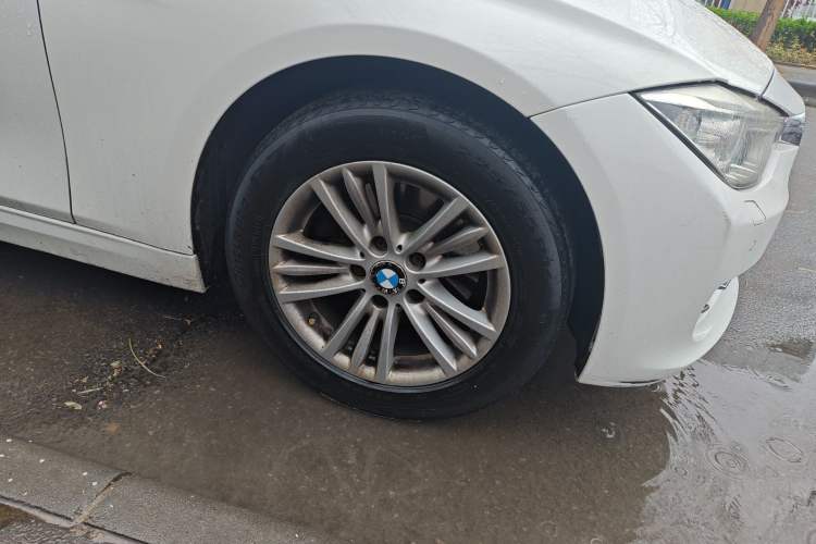 Used BMW 3 Series 2013 320Li Fashion Model Right Front Wheel Hub