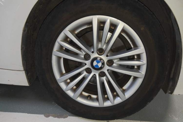 Used BMW 3 Series 2013 320Li Fashion Model Right Front Wheel Hub