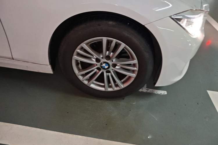 Used BMW 3 Series 2013 320Li Fashion Model Right Front Wheel Hub