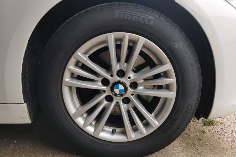 Used BMW 3 Series 2013 320Li Fashion Model Right Front Wheel Hub