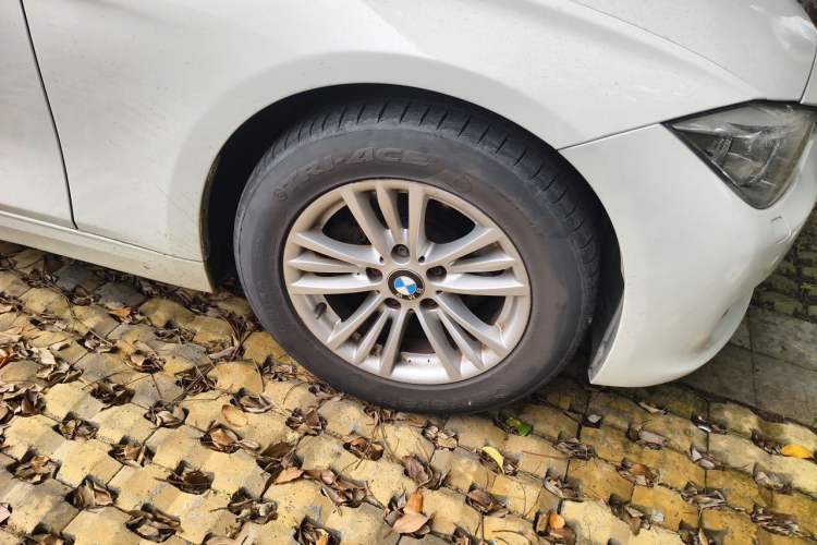 Used BMW 3 Series 2013 320Li Fashion Model Right Front Wheel Hub