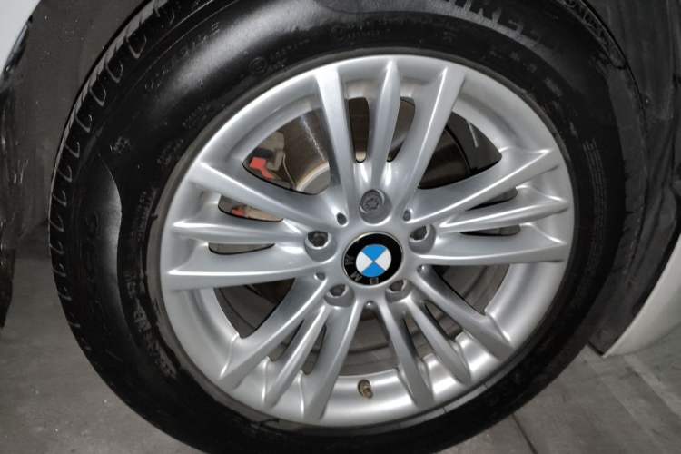 Used BMW 3 Series 2013 320Li Fashion Model Right Front Wheel Hub