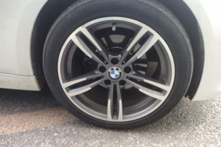 Used BMW 3 Series 2013 320Li Fashion Model Right Front Wheel Hub