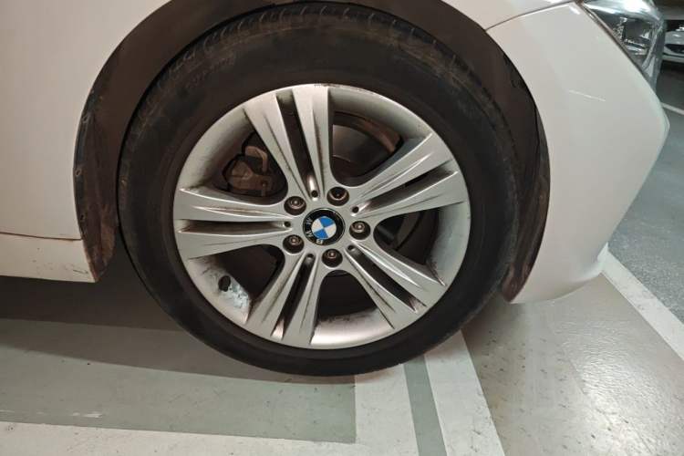 Used BMW 3 Series 2013 320i Sport Design Package Right Front Wheel Hub