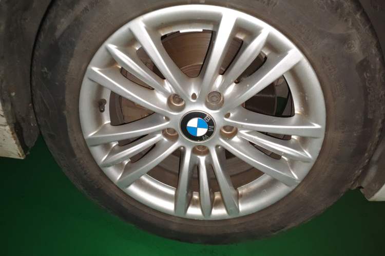 Used BMW 3 Series 2013 320Li Fashion Model Right Front Wheel Hub
