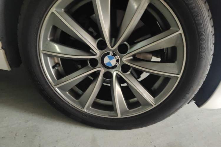 Used BMW 3 Series 2013 320Li Fashion Model Right Front Wheel Hub