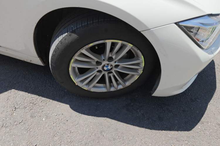 Used BMW 3 Series 2013 320Li Fashion Model Right Front Wheel Hub