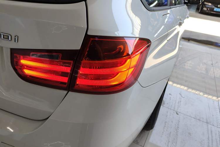 Used BMW 3 Series 2013 320i Sport Touring Edition Right Rear Taillight