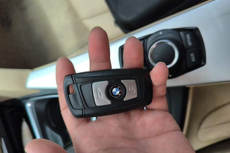 Used BMW 3 Series 2013 320i Active Edition Vehicle Key