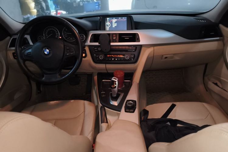 Used BMW 3 Series 2013 320i Sport Edition Center Console