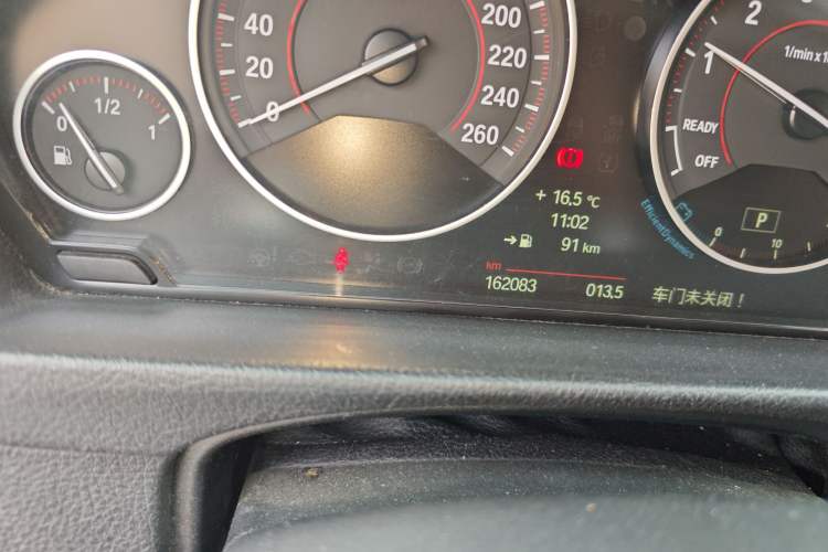 Used BMW 3 Series 2013 320i Sport Design Package Odometer Close Up