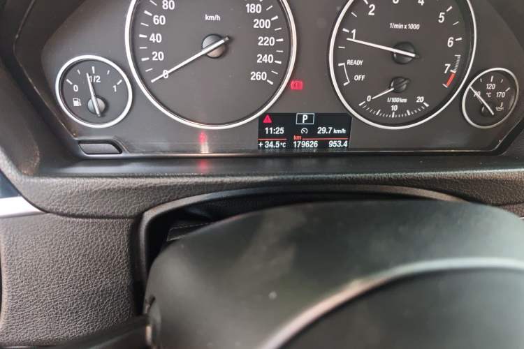 Used BMW 3 Series 2013 320Li Fashion Model Odometer Close Up