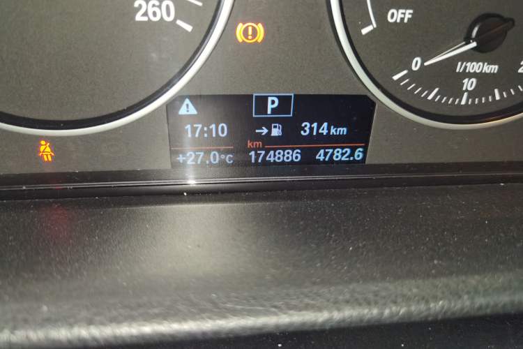 Used BMW 3 Series 2013 320i Sport Edition Odometer Close Up