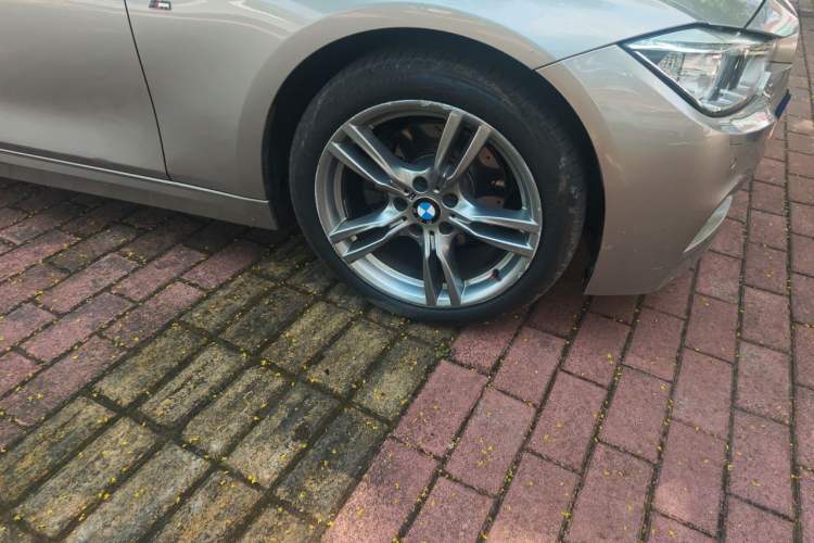 Used BMW 3 Series 2013 320Li Fashion Model Right Front Wheel Hub