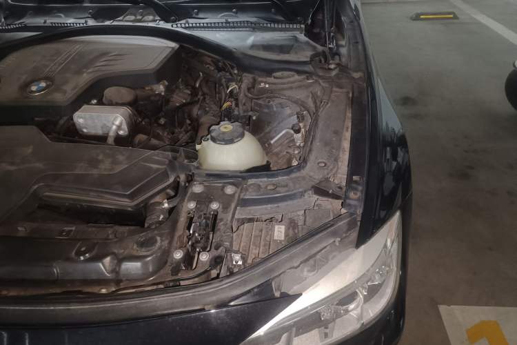 Used BMW 3 Series 2014 320i Sport Edition Engine Bay Left