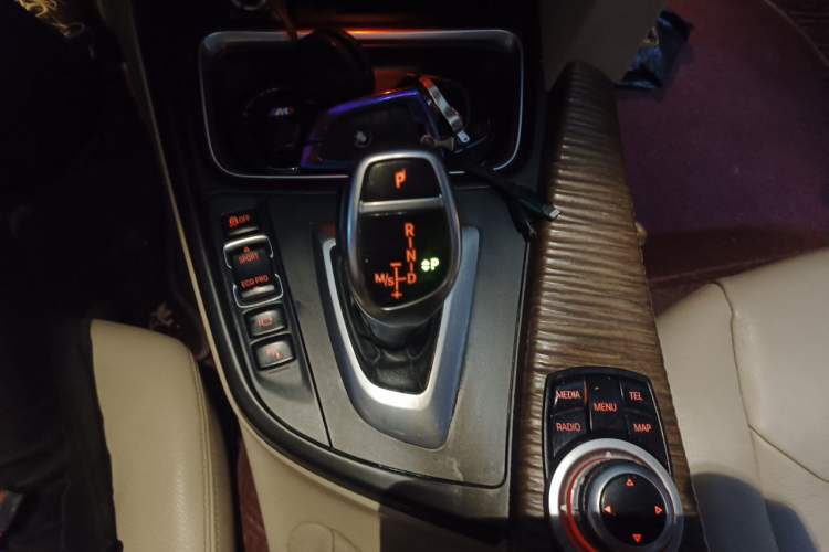 Used BMW 3 Series 2014 320i Sport Edition Gear Lever