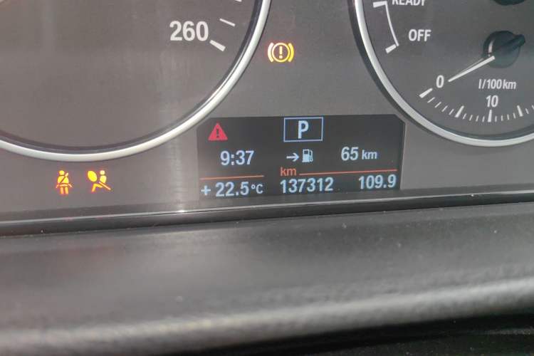 Used BMW 3 Series 2014 320i Sport Edition Odometer Close Up