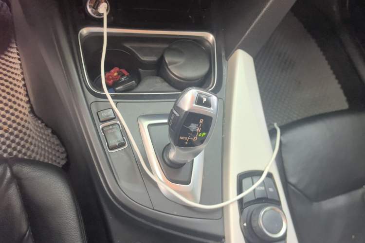 Used BMW 3 Series 2014 320i Sport Edition Gear Lever