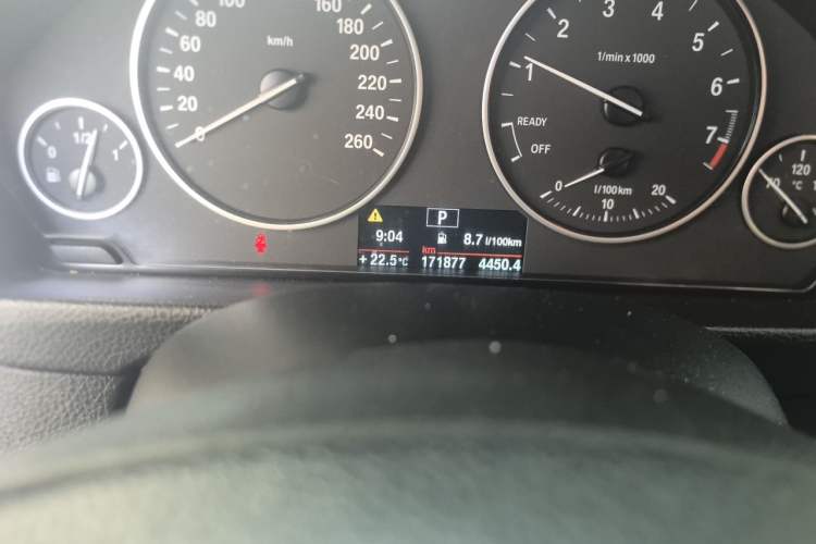 Used BMW 3 Series 2014 320i Sport Edition Odometer Close Up