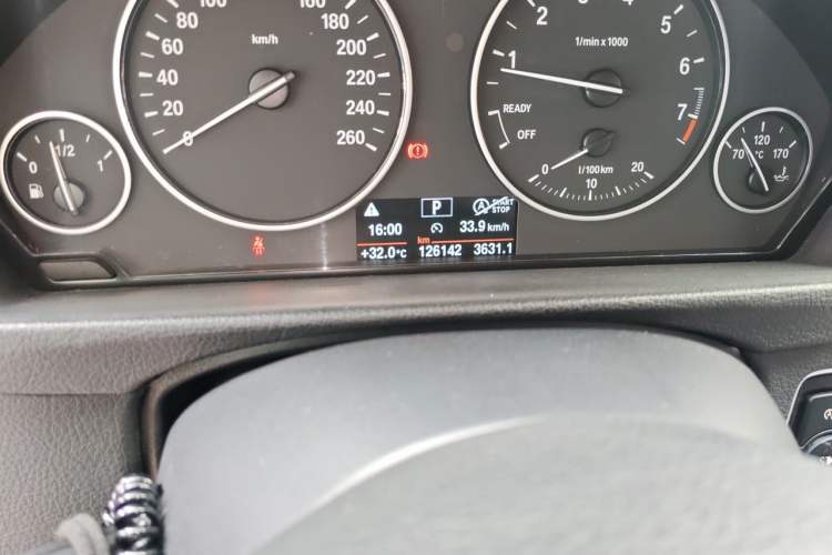 Used BMW 3 Series 2014 320Li Fashion Model Odometer Close Up