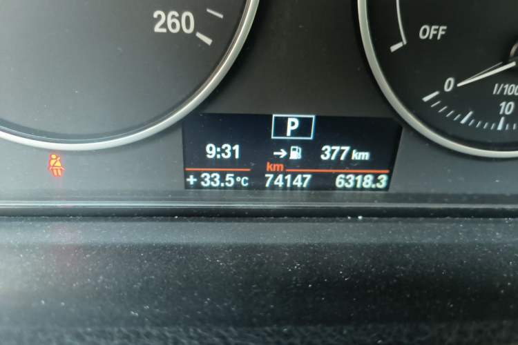 Used BMW 3 Series 2014 320Li Fashion Model Odometer Close Up