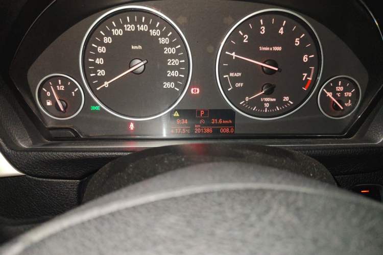 Used BMW 3 Series 2014 320Li Fashion Model Odometer Close Up