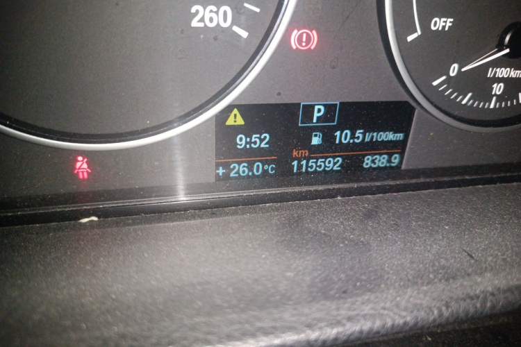 Used BMW 3 Series 2014 320Li Fashion Model Odometer Close Up